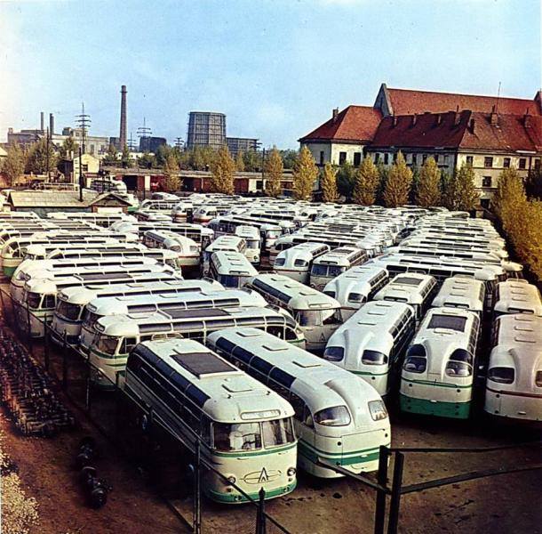 gotowe autobusy LAZ z świątynią po prawej stronie